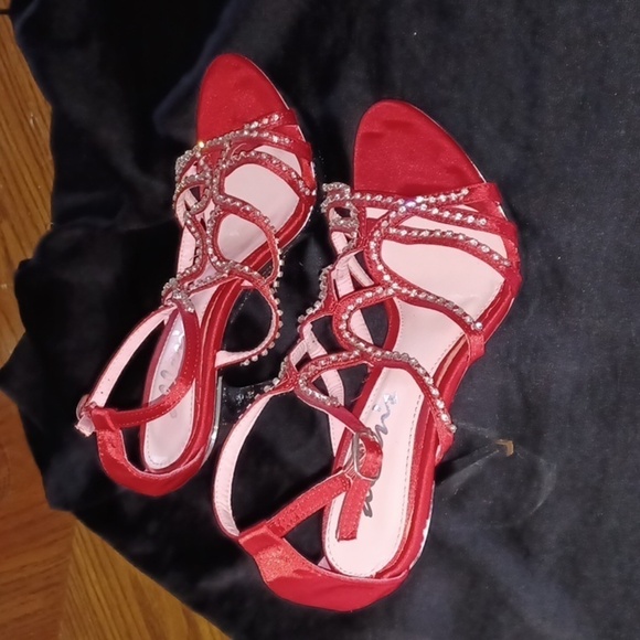 Allen's Platform 5"Satin Open Toed Heels - Picture 3 of 8